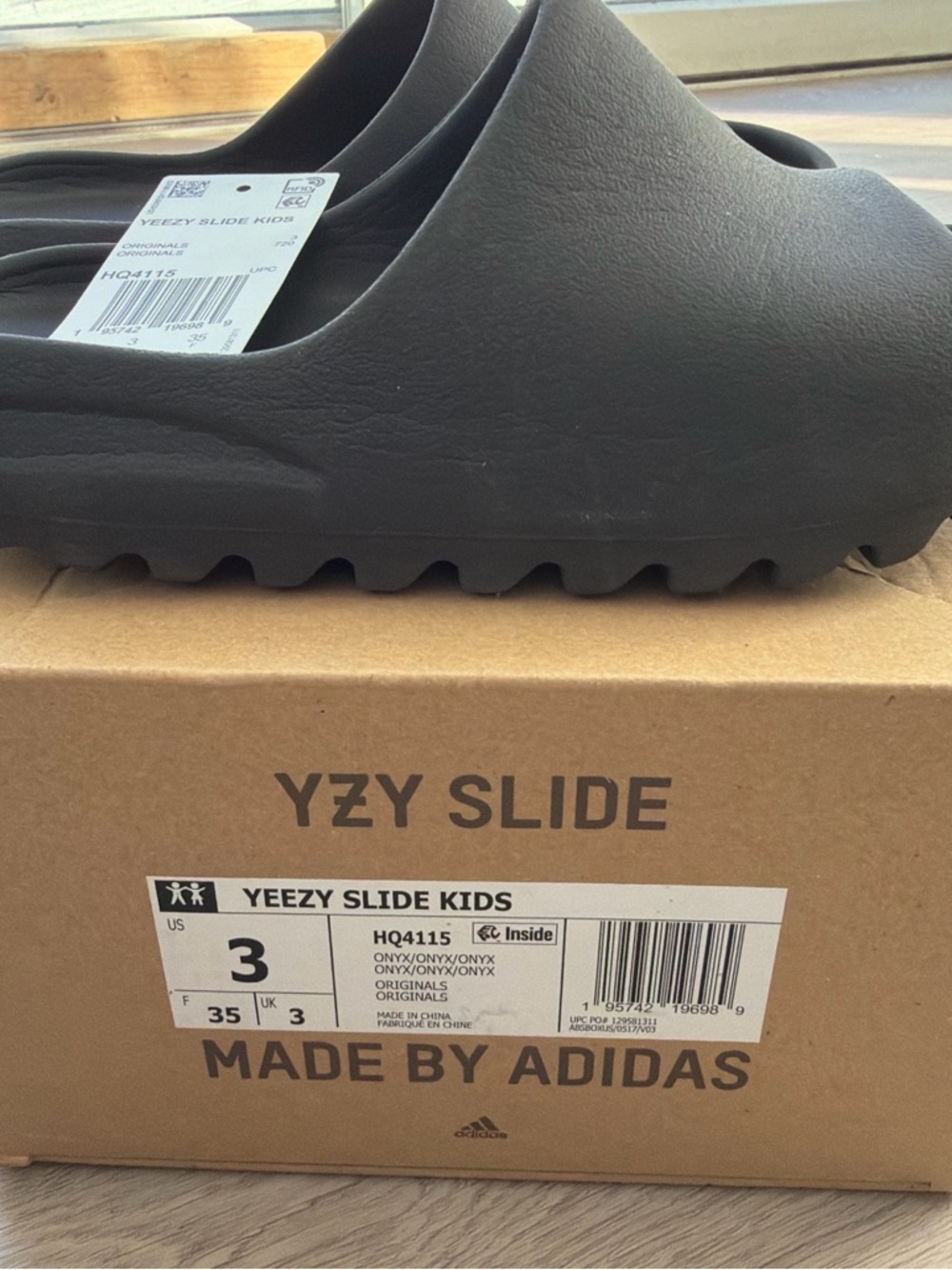 Yeezy Slide Kids in Onyx Black